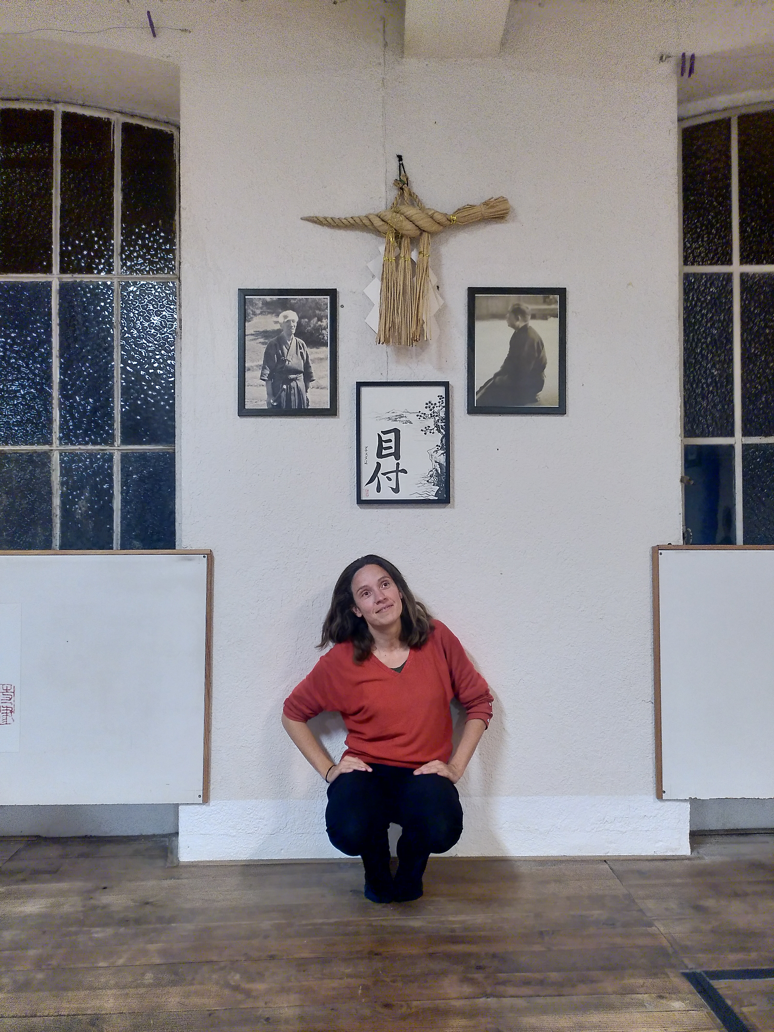 Calligraphie et Anastasia devant le Shomen du Dojo