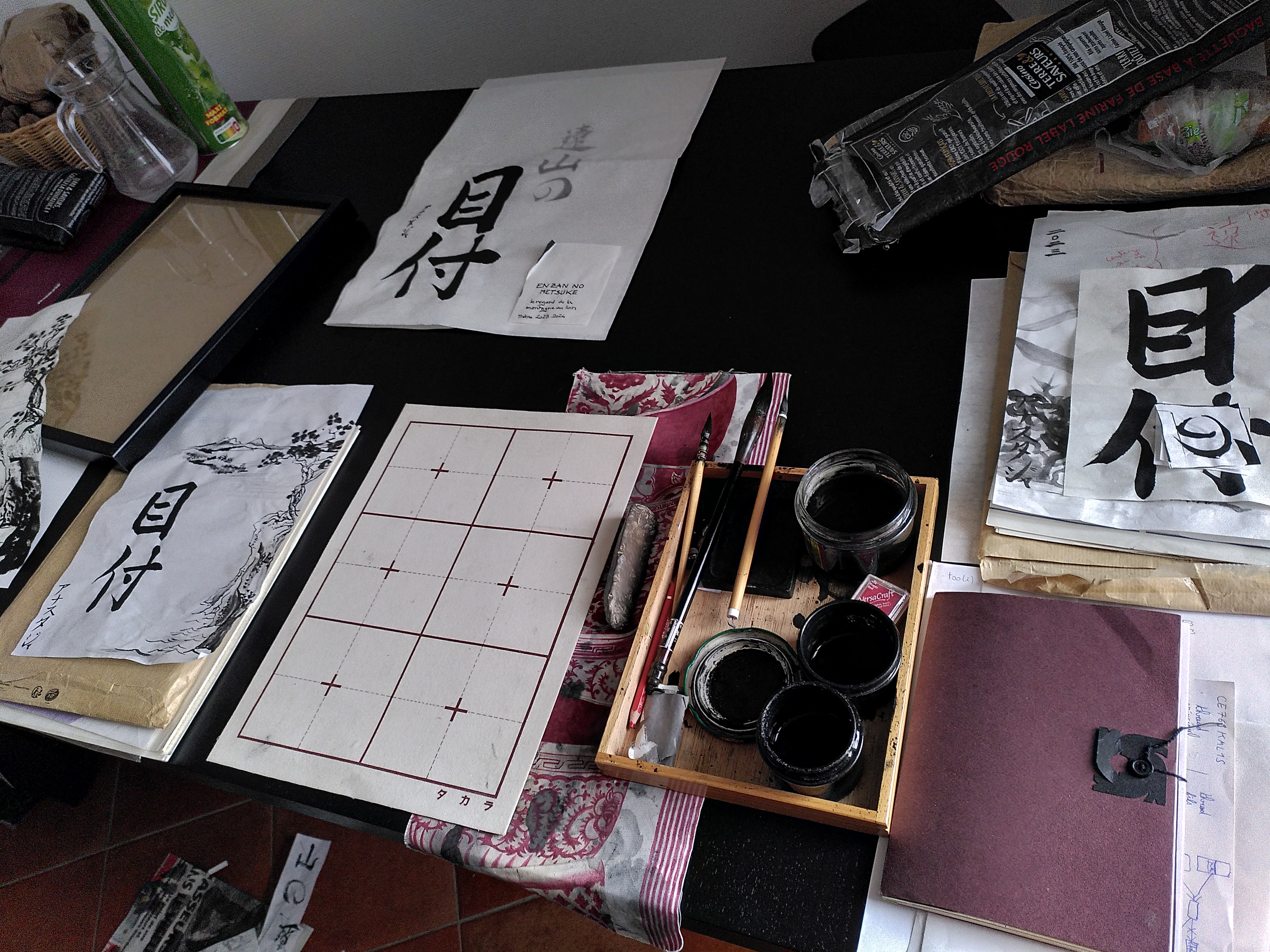 espace de travail : papier, encre, pinceau et feutrine