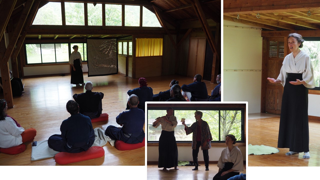 contes dans un dojo avec le publique en tenu de combat