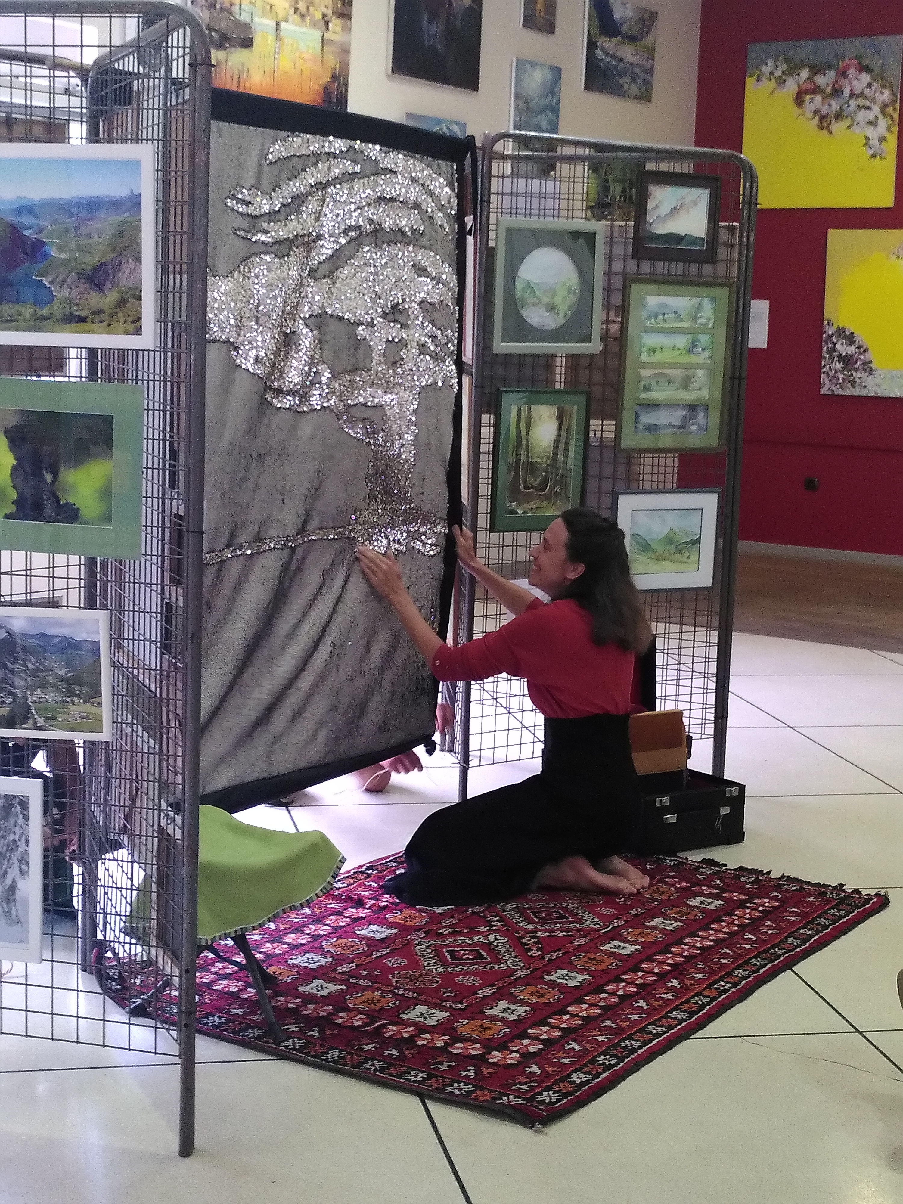 conteuse en train dessiner sur le drap magique