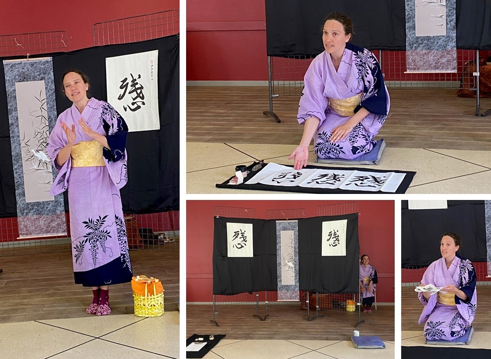 La conteuse en tenue japonnaise avec les calligraphie de Zanshin