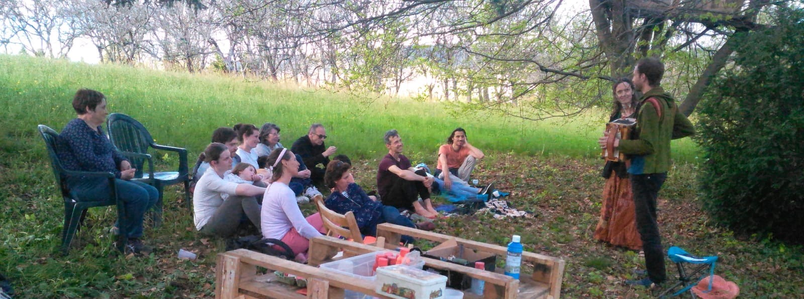 Publique devant le duo sous les arbres