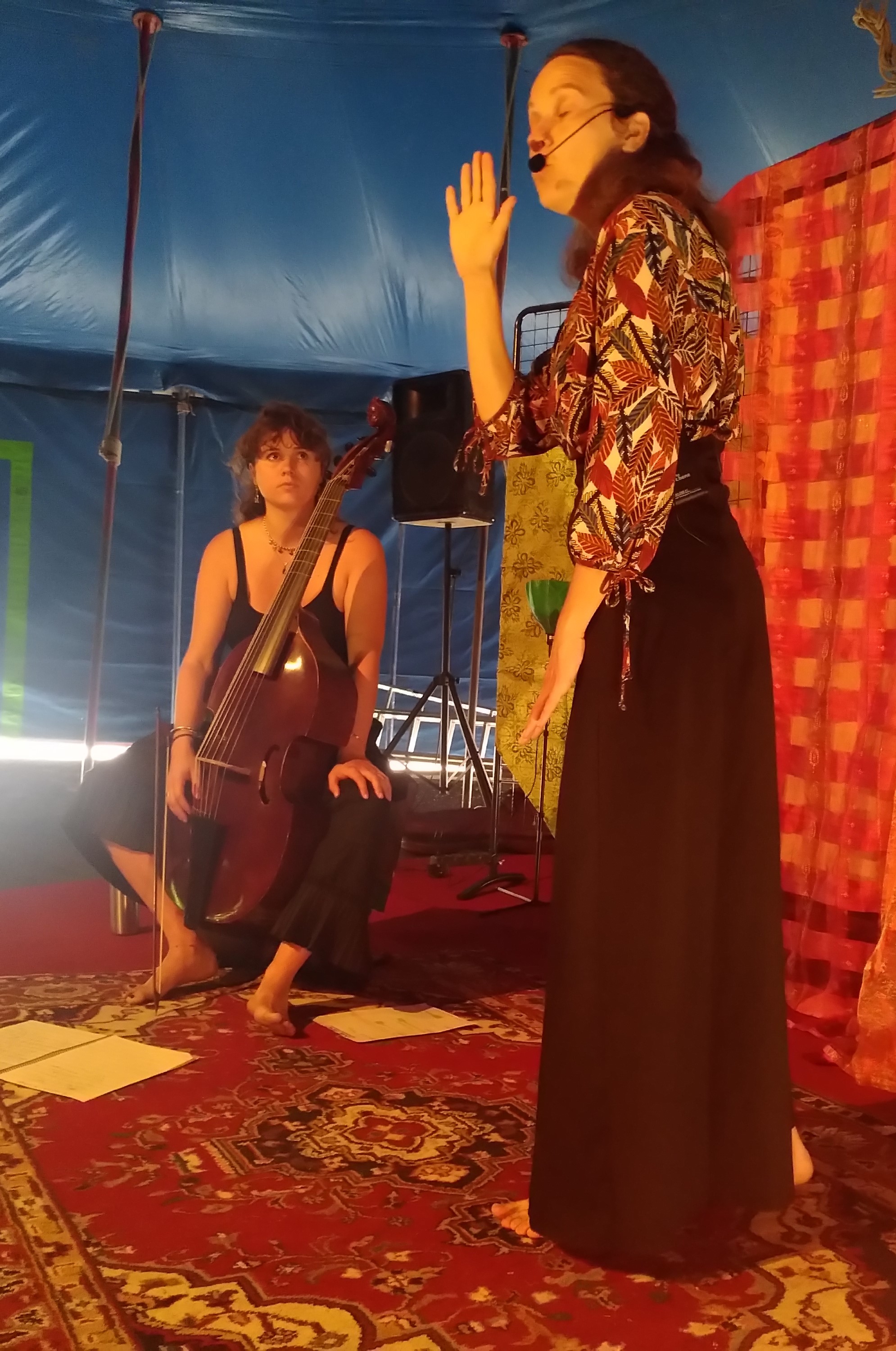 Anastasia à la voix et Adèle à la viole de gambe