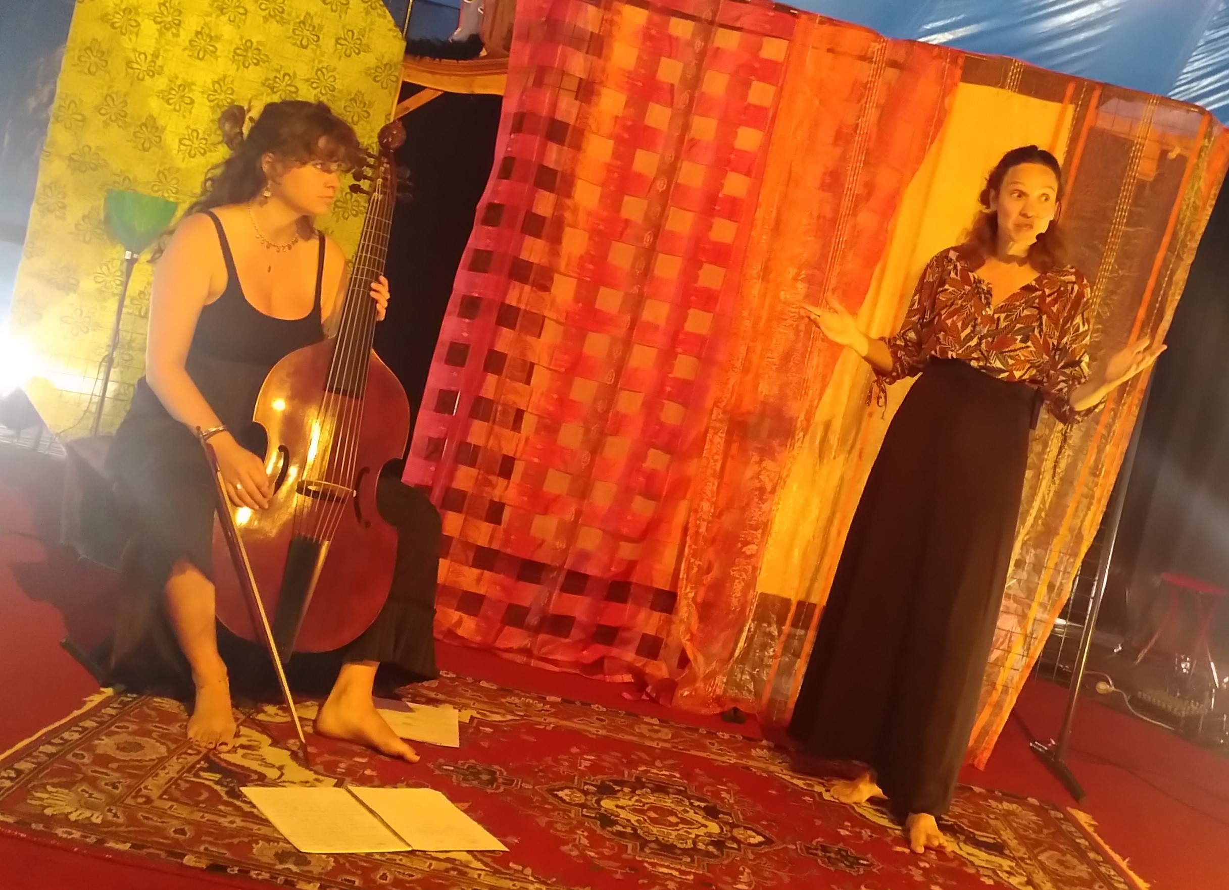 Anastasia à la voix et Adèle à la viole de gambe