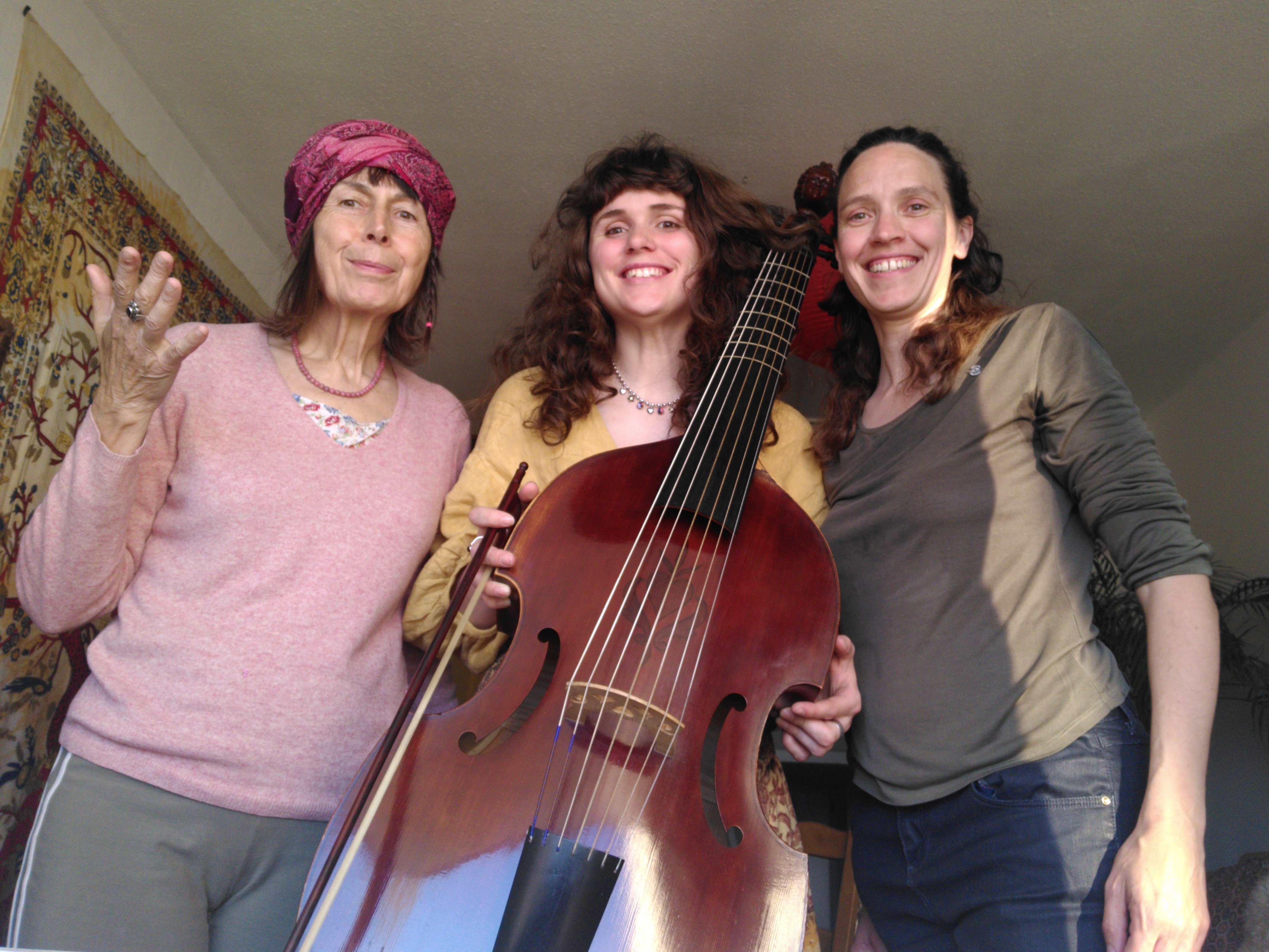 le trio conteuse et adele avec sa viole de gambe