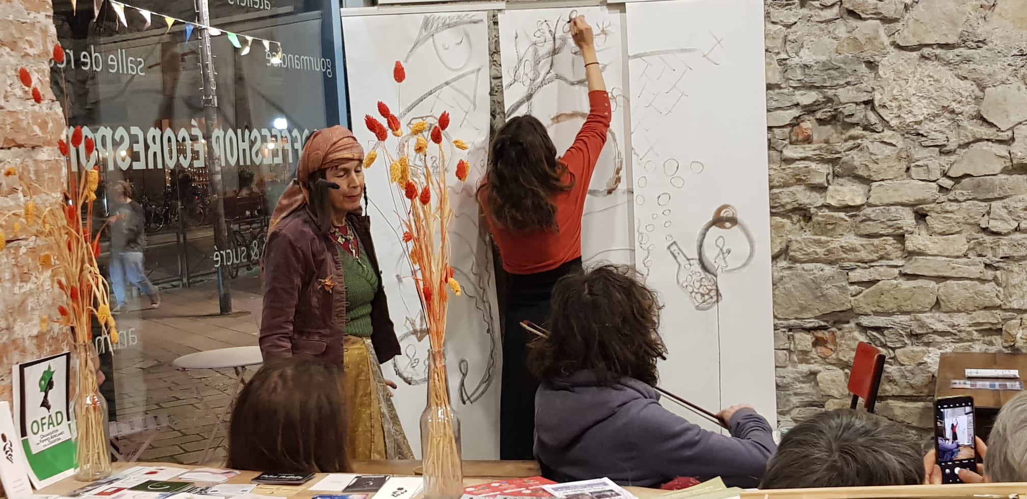 Myriam a la parole, eymeric au violon et anastasia au dessin